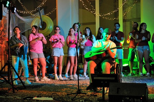Verrone, "L'estate sta finendo...": una serata indimenticabile tra musica, amori sulla spiaggia e ricordi Verrone, "L'estate sta finendo...": una serata indimenticabile tra musica, amori sulla spiaggia e ricordi