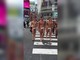 In costume e calottina per le strade di Tokyo: gli atleti della Pro Recco attraversano l'incrocio di Shibuya In costume e calottina per le strade di Tokyo: gli atleti della Pro Recco attraversano l'incrocio di Shibuya