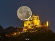 La Luna Rossa che attraversa lo skyline di Milano è nata sulle alture di Nebbiuno FOTO Valerio Minato La Luna Rossa che attraversa lo skyline di Milano è nata sulle alture di Nebbiuno FOTO Valerio Minato