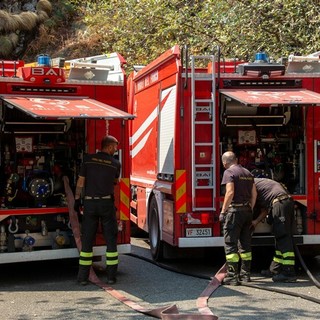 Incendio sul Monte Barone, 34 lanci dell’elicottero regionale: cinque le zone operative