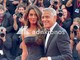Clooney show sul red carpet di Venezia 83, si siede tra i fotografi e manda i visibilio i fan