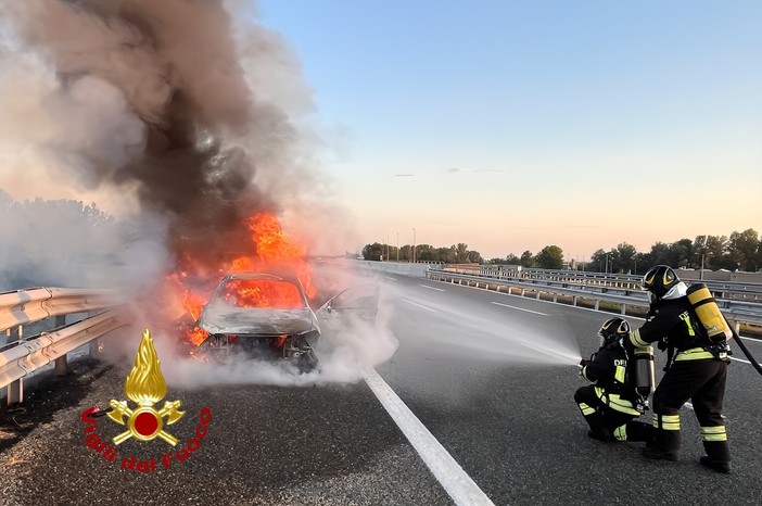 Dal Nord Ovest – Auto a fuoco sull’A26 Dal Nord Ovest – Auto a fuoco sull’A26
