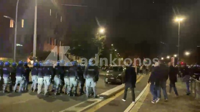 Roma, manifestanti tentano di raggiungere il Circo Massimo: nuovo sbarramento in piazza Albania Roma, manifestanti tentano di raggiungere il Circo Massimo: nuovo sbarramento in piazza Albania