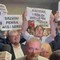 Milano, Salvini al Pirellone contestato dal Pd: "Pensa ai treni e agli aerei" Milano, Salvini al Pirellone contestato dal Pd: "Pensa ai treni e agli aerei"