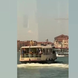 Denunciato giovane a Venezia, sul tetto di un vaporetto per bravata social