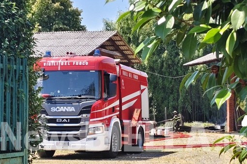 A fuoco la tettoia di un fienile, Vigili del Fuoco in azione a Sandigliano A fuoco la tettoia di un fienile, Vigili del Fuoco in azione a Sandigliano