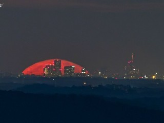 La Luna Rossa che attraversa lo skyline di Milano è nata sulle alture di Nebbiuno FOTO Valerio Minato La Luna Rossa che attraversa lo skyline di Milano è nata sulle alture di Nebbiuno FOTO Valerio Minato