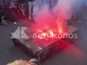 Cortei a Napoli, manifestanti bruciano carro armato di carta Cortei a Napoli, manifestanti bruciano carro armato di carta
