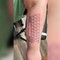 Una tastiera tatuata sul braccio, l'idea geniale di una mamma per parlare con il figlio autistico