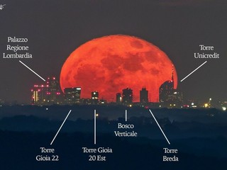 La Luna Rossa che attraversa lo skyline di Milano è nata sulle alture di Nebbiuno FOTO Valerio Minato La Luna Rossa che attraversa lo skyline di Milano è nata sulle alture di Nebbiuno FOTO Valerio Minato