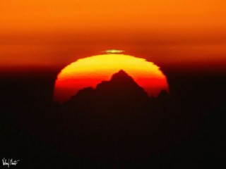 La Luna Rossa che attraversa lo skyline di Milano è nata sulle alture di Nebbiuno FOTO Valerio Minato La Luna Rossa che attraversa lo skyline di Milano è nata sulle alture di Nebbiuno FOTO Valerio Minato