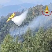Incendio Monte Barone, continue riaccensioni sopra Le Piane: dieci lanci del Canadair Incendio Monte Barone, continue riaccensioni sopra Le Piane: dieci lanci del Canadair