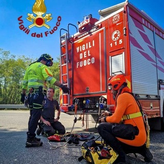Dal Nord Ovest - Auto in un canale, Vigili del Fuoco in azione con cinque squadre