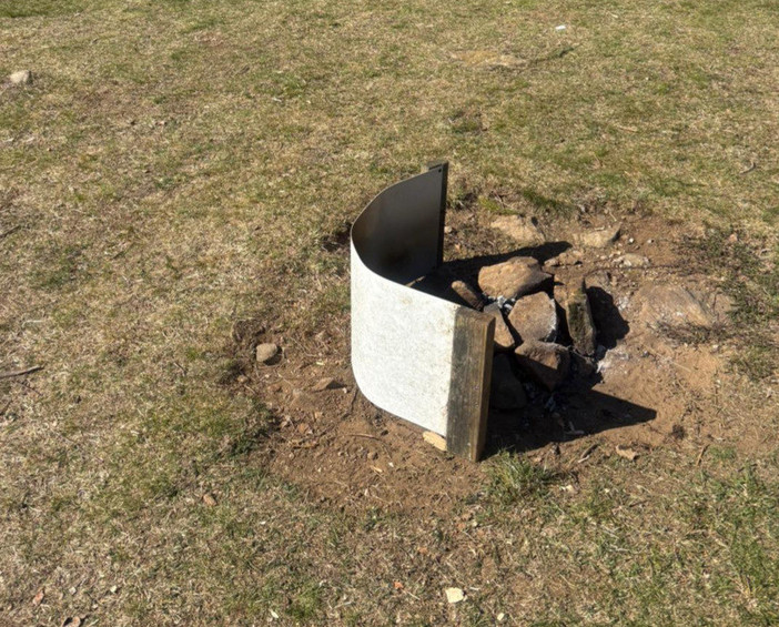 Vandali in alta Valsessera, distrutti i cartelli informativi della chiesetta alpina dell’Alpe Noveis per accendere un braciere (foto di ANA Valsesiana)