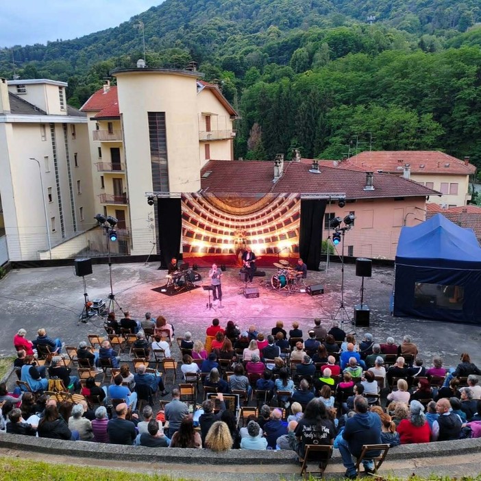 Valdilana, grande partecipazione al Parco Reda per la serata omaggio a Lucio Dalla (foto dalla pagina Facebook di Comune di Valdilana) Valdilana, grande partecipazione al Parco Reda per la serata omaggio a Lucio Dalla (foto dalla pagina Facebook di Comune di Valdilana)
