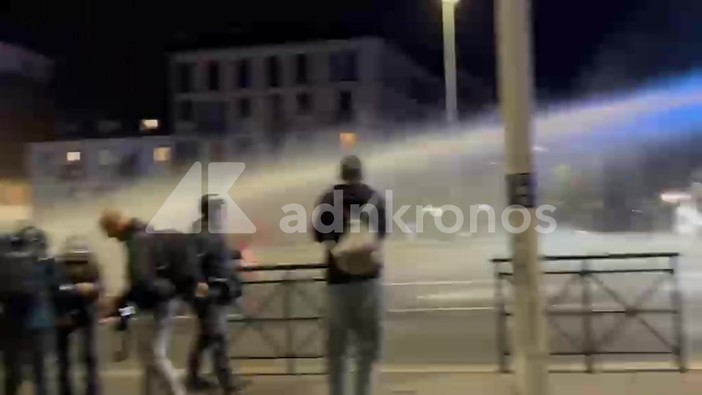 Violenti scontri a Torino: manifestanti lanciano bottiglie e pietre, polizia usa lacrimogeni e idranti