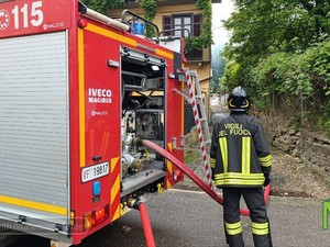 Andorno, tetto di un garage in fiamme: salvata l’auto custodita (servizio di Mattia Baù per newsbiella.it) Andorno, tetto di un garage in fiamme: salvata l’auto custodita (servizio di Mattia Baù per newsbiella.it)
