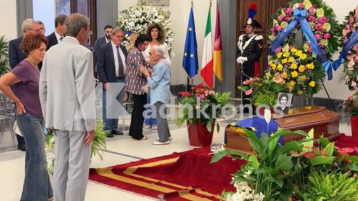 Bonino, Fini alla camera ardente: "Politica più povera senza di lei" Bonino, Fini alla camera ardente: "Politica più povera senza di lei"