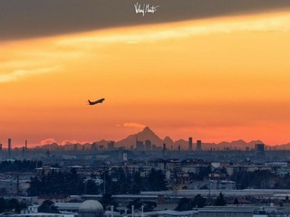 La Luna Rossa che attraversa lo skyline di Milano è nata sulle alture di Nebbiuno FOTO Valerio Minato La Luna Rossa che attraversa lo skyline di Milano è nata sulle alture di Nebbiuno FOTO Valerio Minato