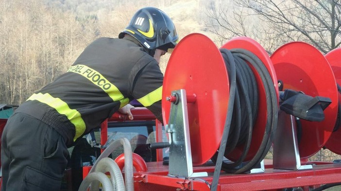 A fuoco il copertone del rimorchio di un tir, scatta l'allarme a Valdilana (foto di repertorio)