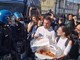Cortei Napoli, manifestanti offrono cornetti e sfogliatelle ai poliziotti: "Ci tutelano" Cortei Napoli, manifestanti offrono cornetti e sfogliatelle ai poliziotti: "Ci tutelano"