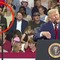 Imita Trump alle sue spalle durante un comizio, il video virale Imita Trump alle sue spalle durante un comizio, il video virale