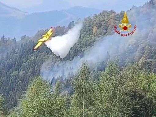 Incendio Monte Barone, continue riaccensioni sopra Le Piane: dieci lanci del Canadair Incendio Monte Barone, continue riaccensioni sopra Le Piane: dieci lanci del Canadair