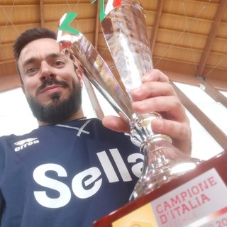 Nella foto il capitano Simone Muzii con la meritata coppa