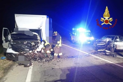 Scontro frontale tra due mezzi, c'è un ferito