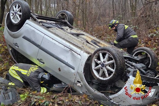Auto si ribalta fuori strada, soccorso un uomo