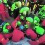 Nuoro, dopo 27 ore estratto vivo lo speleologo bloccato in una grotta Nuoro, dopo 27 ore estratto vivo lo speleologo bloccato in una grotta
