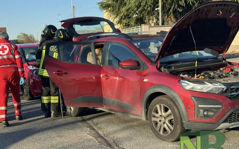 Scontro tra auto a Cerrione, una persona estratta dall'abitacolo (servizio di Davide Finatti per newsbiella.it)