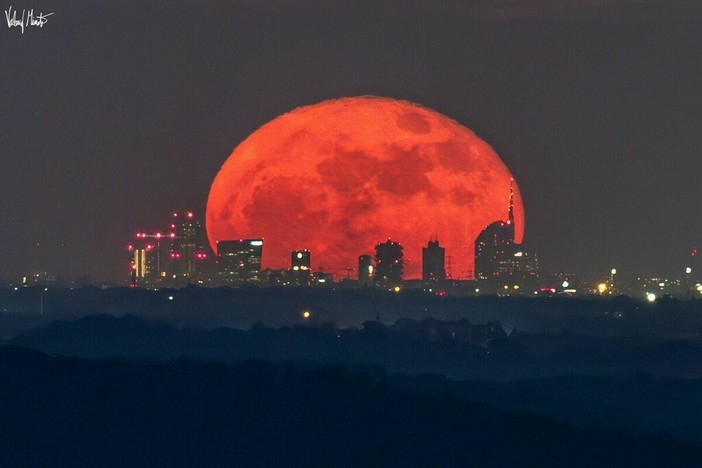 La Luna Rossa che attraversa lo skyline di Milano è nata sulle alture di Nebbiuno FOTO Valerio Minato La Luna Rossa che attraversa lo skyline di Milano è nata sulle alture di Nebbiuno FOTO Valerio Minato