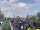 Cortei a Milano, migliaia di manifestanti invadono la tangenziale Cortei a Milano, migliaia di manifestanti invadono la tangenziale