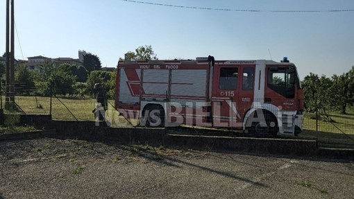 Fumo da un locale, a Lessona scattano i controlli dei Vigili del Fuoco (foto di Mauro Benedetti per newsbiella.it)