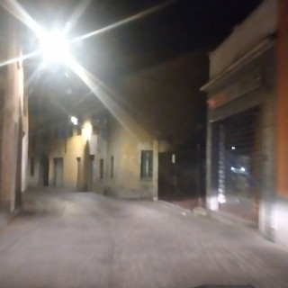 Via Rosazza a Chiavazza al buio in alcune ore, i residenti: “Accendete i lampioni, è pericoloso”