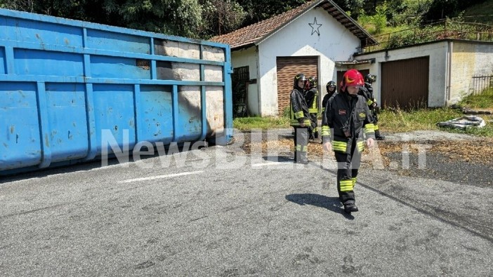 Allarme a Valdilana: escavatore prende fuoco sopra un container, evitati danni maggiori (foto di Mauro Benedetti per newsbiella.it) Allarme a Valdilana: escavatore prende fuoco sopra un container, evitati danni maggiori (foto di Mauro Benedetti per newsbiella.it)