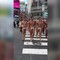 In costume e calottina per le strade di Tokyo: gli atleti della Pro Recco attraversano l'incrocio di Shibuya