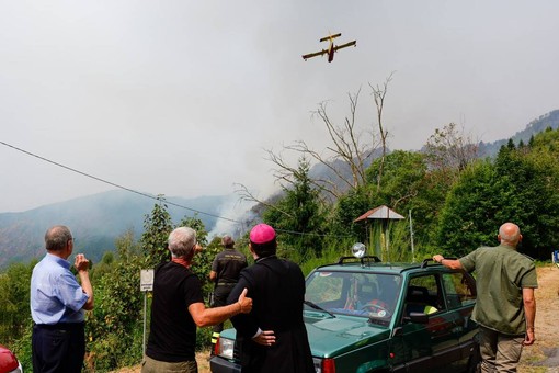 L’incendio non dà tregua in Valsessera, il vescovo Farinella a Coggiola per portare conforto a comunità e soccorritori (credit Diocesi di Biella) L’incendio non dà tregua in Valsessera, il vescovo Farinella a Coggiola per portare conforto a comunità e soccorritori (credit Diocesi di Biella)
