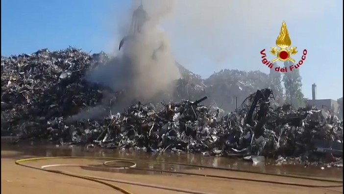Venezia, a Porto Marghera cumuli di rottami metallici prendono fuoco per il caldo estremo