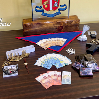 32enne in arresto nella vicina Valsesia: sequestrati cocaina, hashish, oro e una replica di pistola 32enne in arresto nella vicina Valsesia: sequestrati cocaina, hashish, oro e una replica di pistola