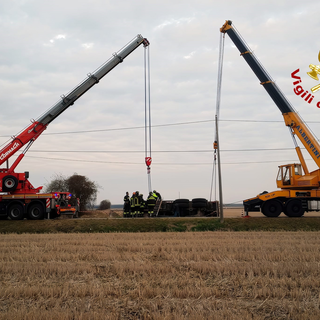 Dal Nord Ovest – Tir si ribalta fuori strada, in campo i Vigili del Fuoco con l'autogrù Dal Nord Ovest – Tir si ribalta fuori strada, in campo i Vigili del Fuoco con l'autogrù