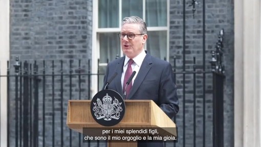 Starmer si dimette, la voce rotta sul finale: "Mi dedicherò al lavoro di padre e marito"