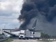 Aereo Boeing 767 cargo di Amazon esce di pista, si schianta e prende fuoco a Miami: "Almeno 5 morti"