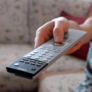 Ascolti tv, 22 gennaio: 'Don Matteo' su Rai1 vince prime time e 'Striscia' torna al 18.6%