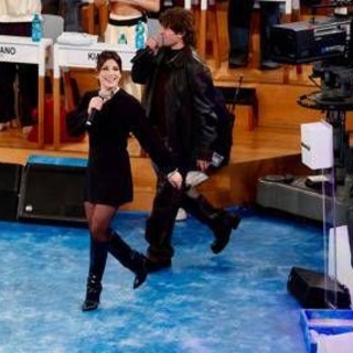 Amici, oggi domenica 8 marzo: Emma e Rkomi ospiti