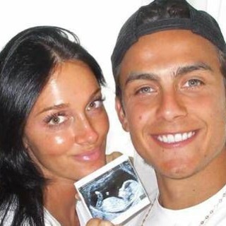 Dybala presto papà, l'annuncio con la moglie Oriana sui social Dybala presto papà, l'annuncio con la moglie Oriana sui social