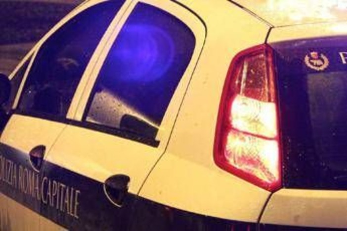 Ostia, autocarro danneggia ponte sulla via del Mare: traffico in tilt a Roma Sud