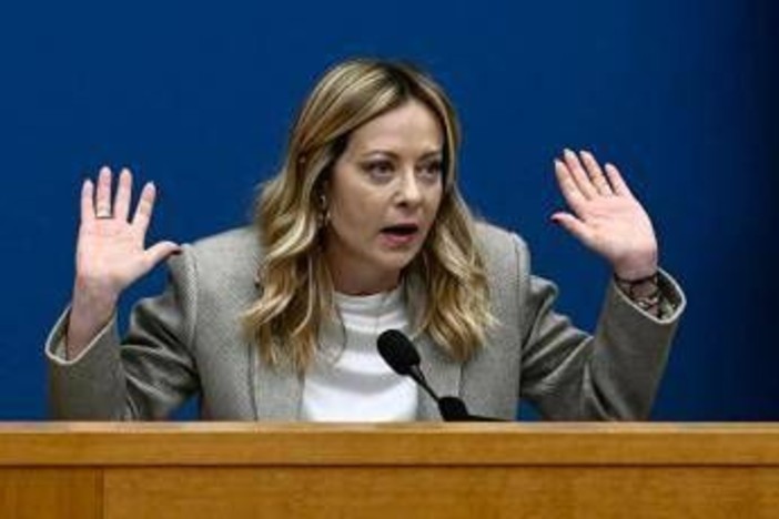 Meloni e la domanda-fiume in conferenza: "Rischiamo di farci linciare"