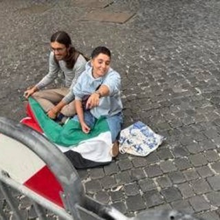 Attivisti Ultima generazione a Montecitorio per Gaza: irrompono nella piazza, bloccati